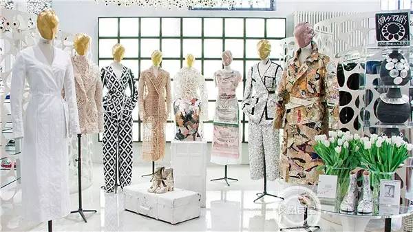 逛翻时装周之米兰站博主把最新款Moschino手机壳给你带回来了！