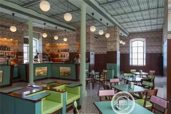 逛翻时装周之米兰站博主把最新款Moschino手机壳给你带回来了！