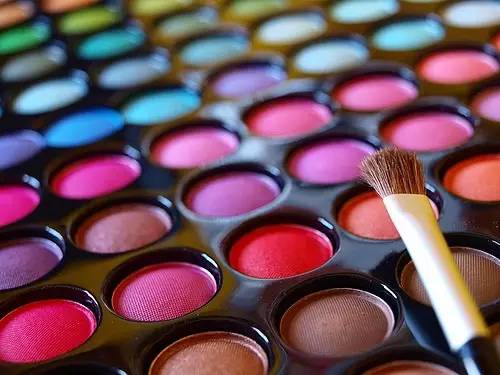 保质期内化妆品出现问题怎么处理,过了保质期的化妆品能用吗