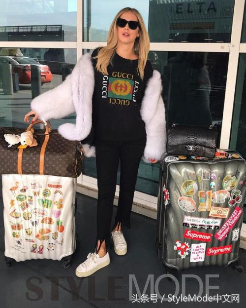 明星机场行李箱颜色,明星出门必备的行李包