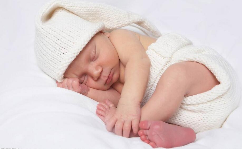 怎样纠正宝宝头睡偏,两个月宝宝头型睡扁了怎么调整