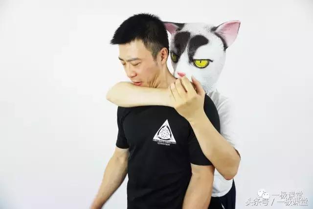 被壮汉勒住脖子该怎么办,被歹徒勒住脖子怎么自救搞笑