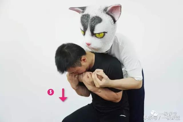 被壮汉勒住脖子该怎么办,被歹徒勒住脖子怎么自救搞笑