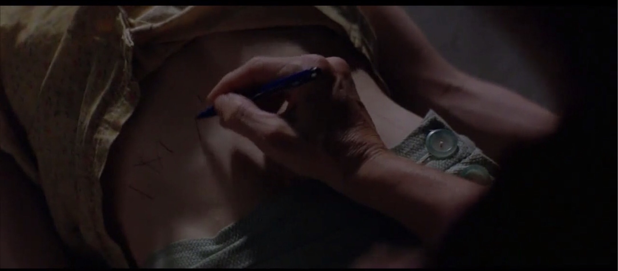 人性的丑恶在此刻一览无遗,人性是扭曲的不忍直视的