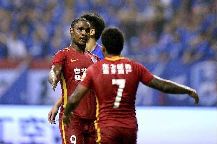 给老司机董路一记漂亮的小粉拳