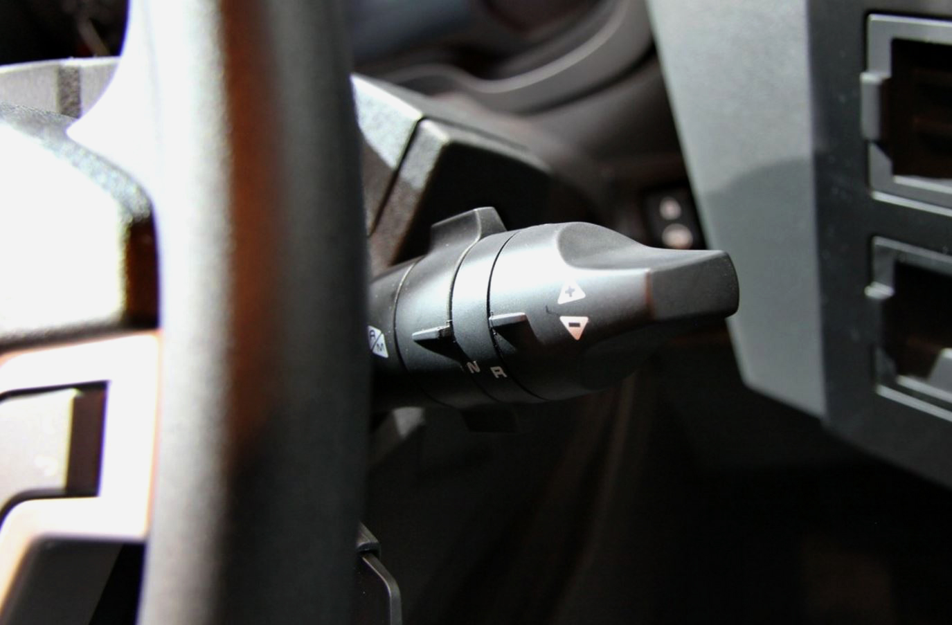 美式长头卡车怎么有两个挡杆,美国卡车是两个挡如何操作