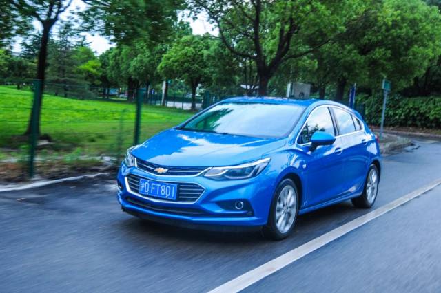 经典科鲁兹和思域怎么选,全新科鲁兹两厢车评测视频大全