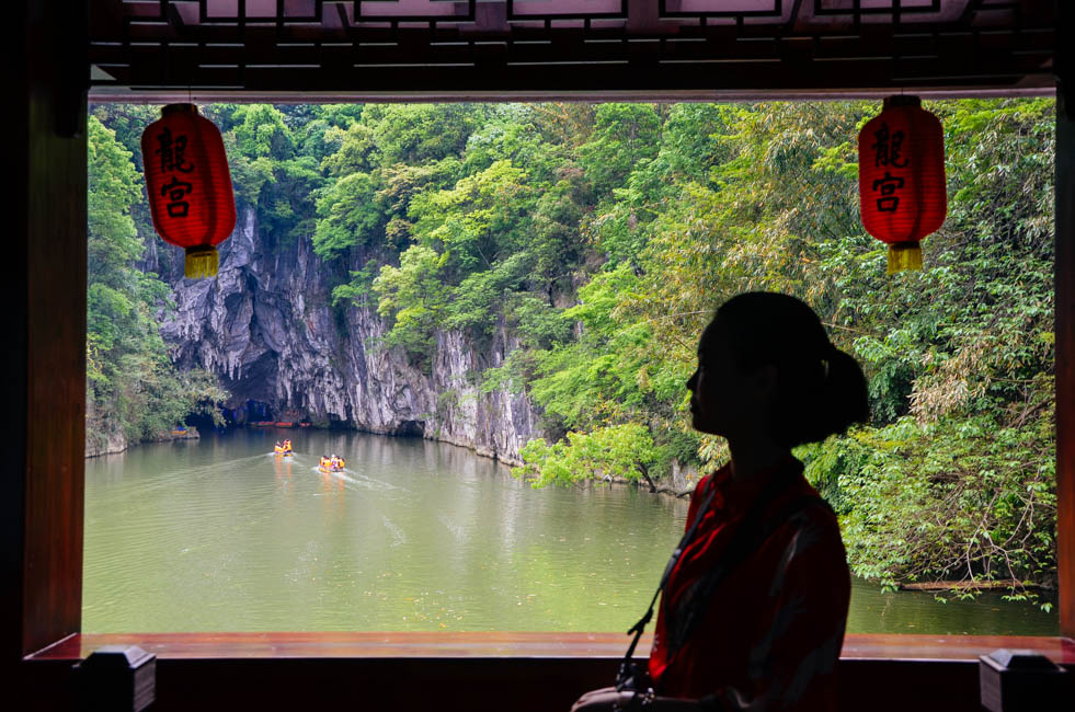坐船水上漂,坐船漂在海面上