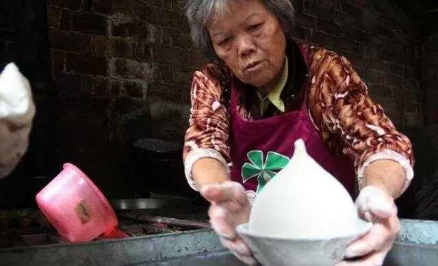 老太太摆摊卖东西,老太太摆地摊卖麻辣烫