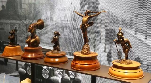 为什么劳斯莱斯的车标永远向上,为什么劳斯莱斯的车标不怕偷呢