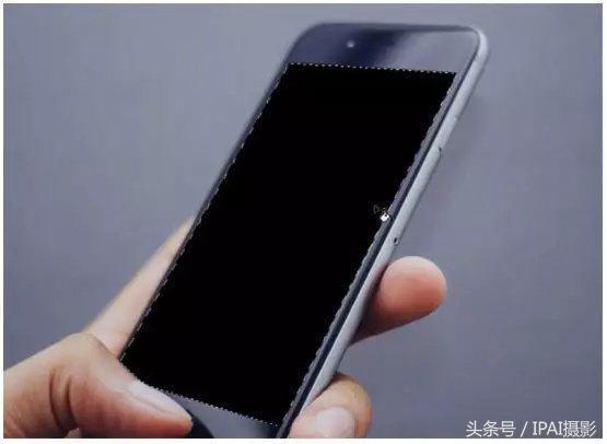 IPAI摄影搜罗PS教材：合成站在手机中踢足球的3D手机海报