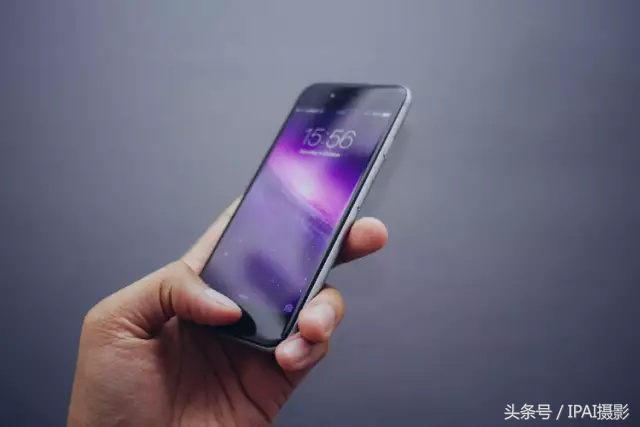 IPAI摄影搜罗PS教材：合成站在手机中踢足球的3D手机海报