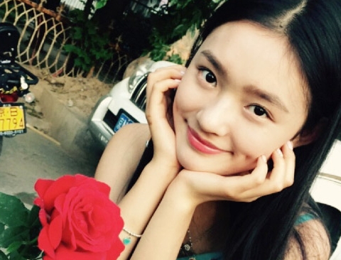 搭卓伟车、吐槽陈伟霆，95后林允毫无偶像包袱，竟然有点可爱！