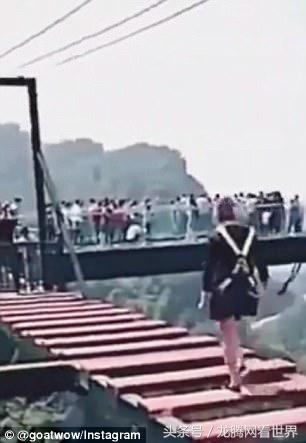 勇士和大婴儿的故事-滑稽视频显示无畏的女人冲过令人眩晕的