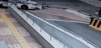 开车撞死碰瓷的算犯罪吗,开车碰瓷被撞死有责任吗