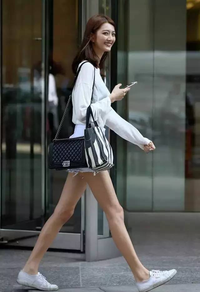 奚梦瑶刘雯维密粉色合照,上海维密秀何穗刘雯奚梦瑶