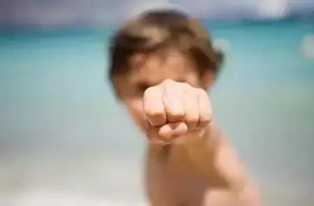 孩子挨打怎么教他还手,孩子打人怎么办最佳解决方式