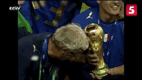 里皮祭拜天地?看周星驰,吴京,马丽手把手教你踢球