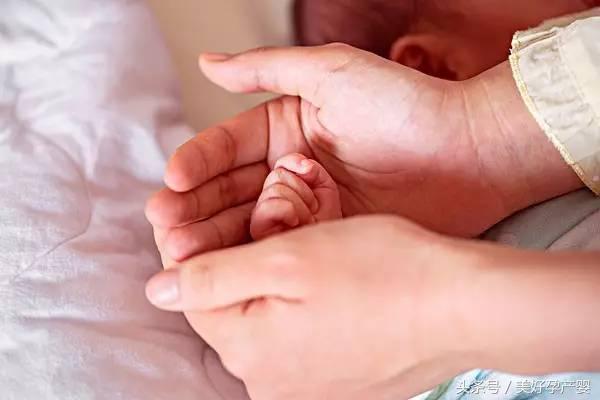 为什么生完孩子的宝妈手容易干燥？