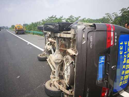 高速路翻车救人感人视频,高速发生车祸幸存的6岁女孩