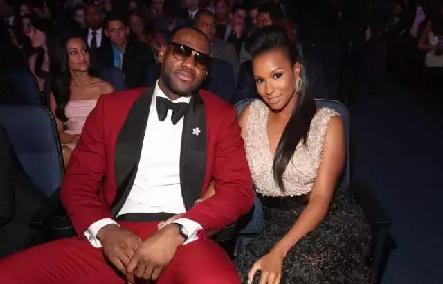 从高中到现在,詹姆斯遇到这么多女人,最后还是和初恋在一起