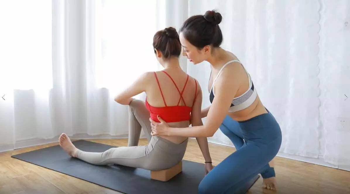 胸部严重下垂干瘪怎么办瑜伽动作,女性胸部挺拔靠什么支撑