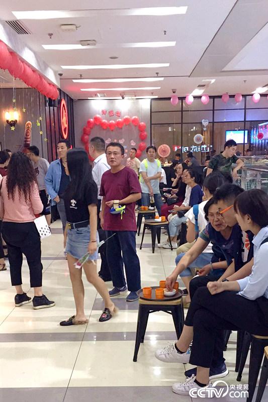 “后厨危机”下海底捞火爆依旧消费者为何逆向选择？央视网报