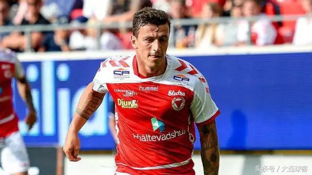 连足旧将追踪:费租传射赢保级关键战,斯库又进标志任意球