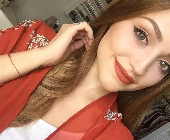 别人涂口红好看自己涂不好看,别人涂口红随便都好看