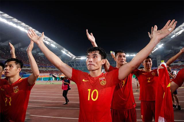 前国足锋霸压哨回归郑智再获强援,生死战国足出线