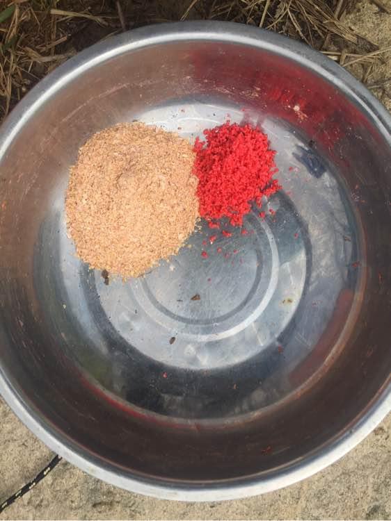 上班绑鱼钩，午休去钓鱼，因为工作耽搁了钓鱼，太不值！