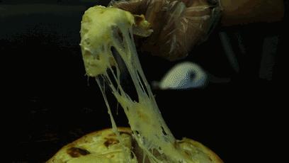 喵~铲屎官注意，郑州东区这家小店各种萌喵环绕，桌上披萨有料！