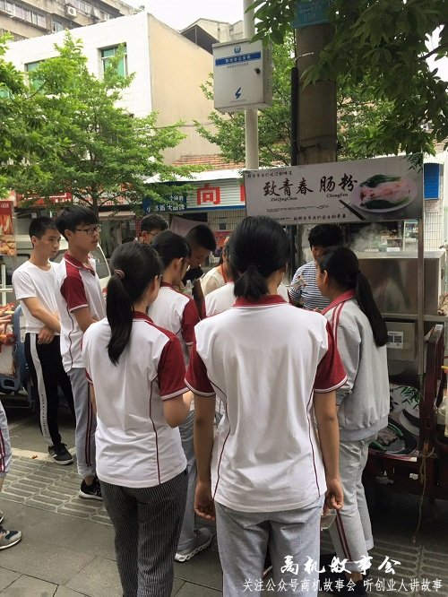 普通打工仔学校门口卖肠粉生意火爆