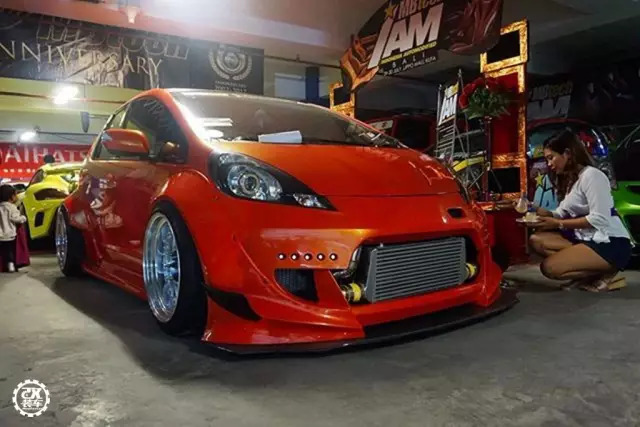 为了装上心仪轮毂换成五孔轴头，这辆爆改宽体的涡轮飞度真帅！