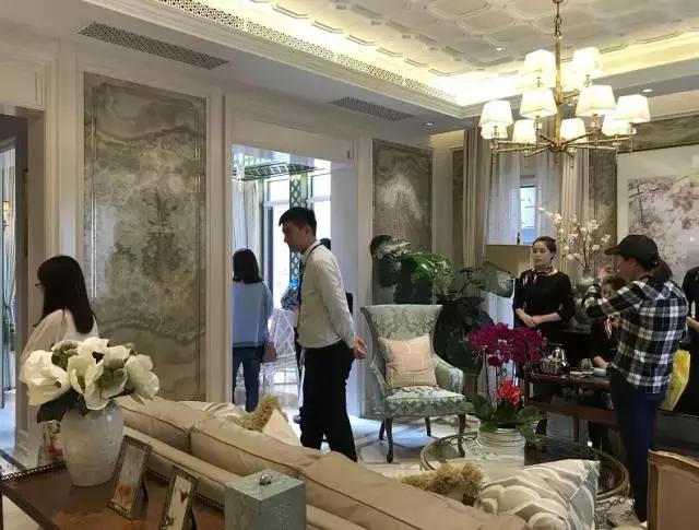 这个周末一边听董路唱歌，一边听佳爷杨洋侃房~