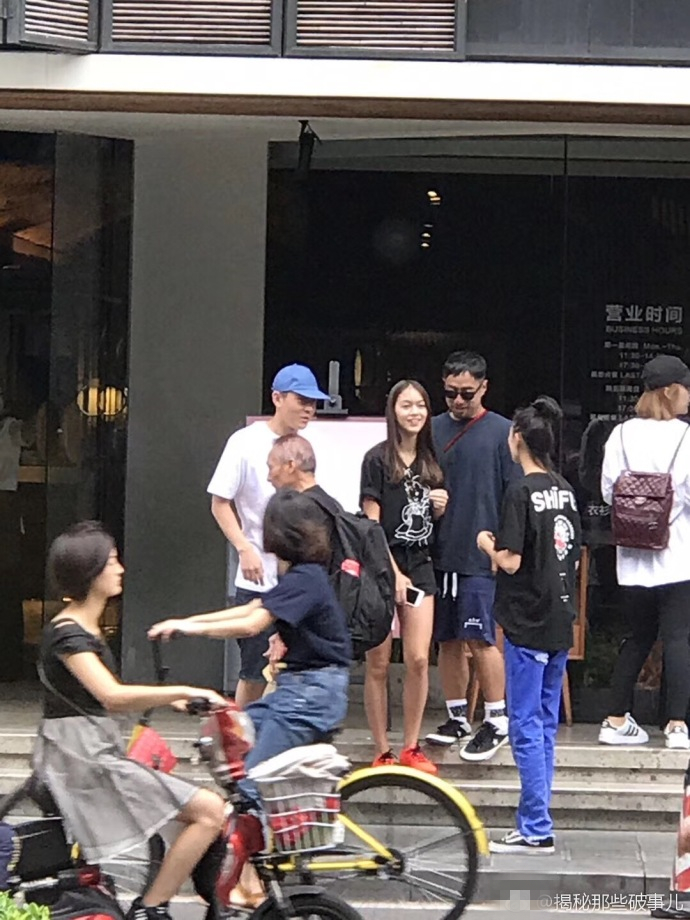 陈冠希陪秦舒培,陈冠希携秦舒培现身日本街道