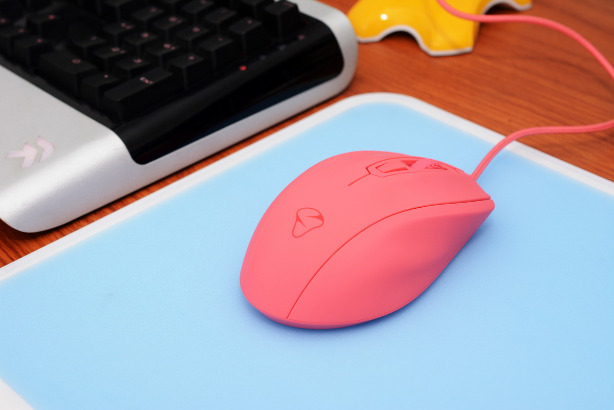 美的不像个游戏鼠标，麦傲尼克斯Castor霜糖红体验