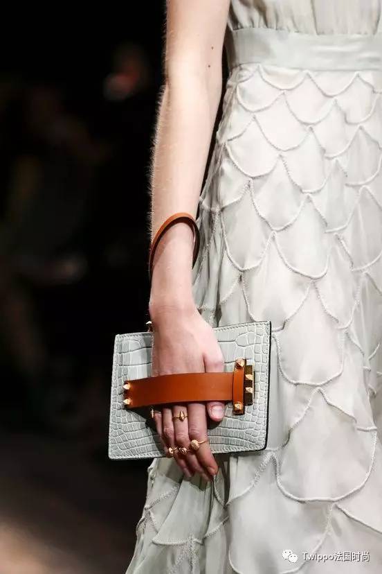 迷你小肩包,现在还流行小皮包包吗