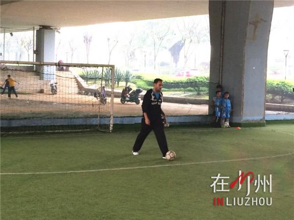 这个墨西哥足球教练好帅谁这么幸运请他来指导？