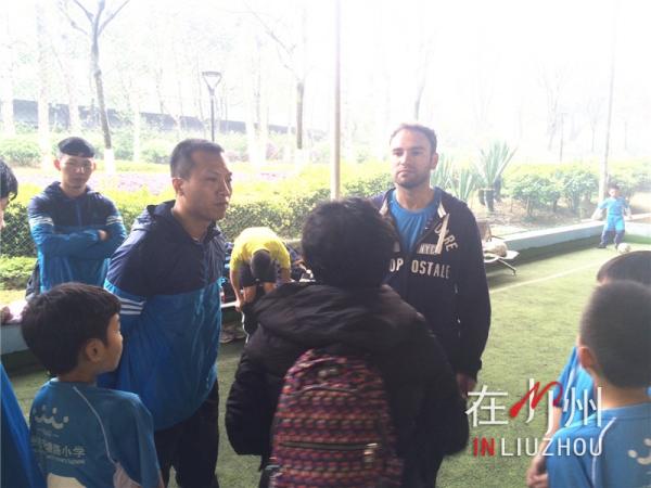 这个墨西哥足球教练好帅谁这么幸运请他来指导？