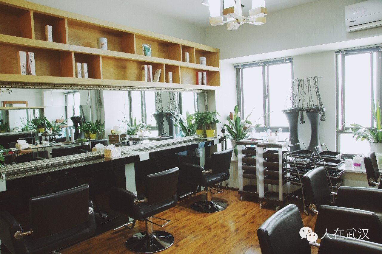 文末福利因为喜欢,他专注美发一做就是17年。