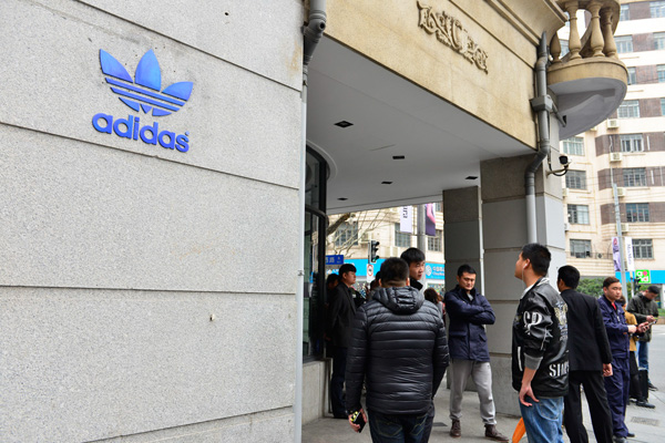 限量运动鞋被变脸后续,阿迪达斯大降价
