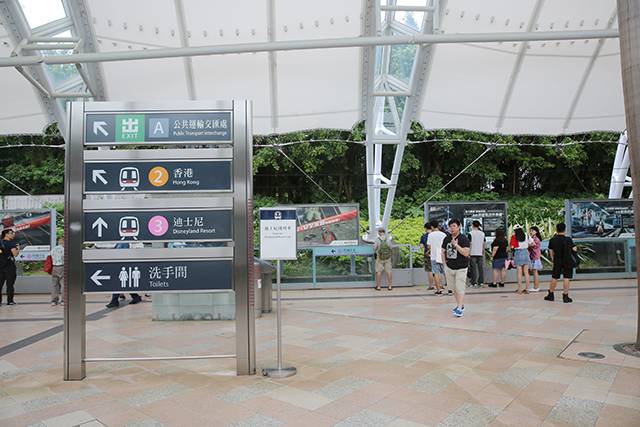 白天去逛迪斯尼,晚上香槟泡泡浴,女孩子去香港应该这么玩