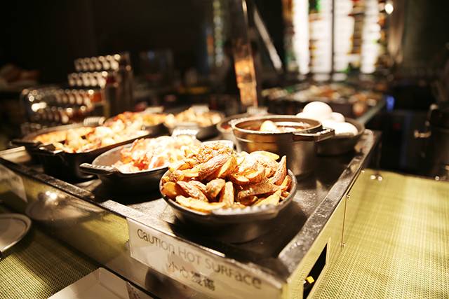 白天去逛迪斯尼,晚上香槟泡泡浴,女孩子去香港应该这么玩