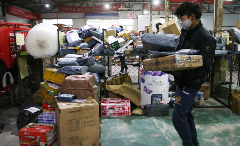 大学生在顺丰当快递员值得吗,一个月到底能挣多少工资?