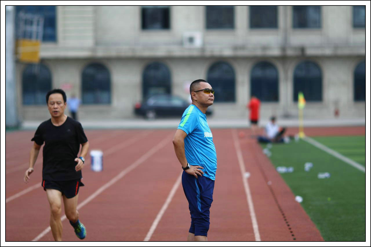 绿茵上追梦,绿茵场上的追梦人