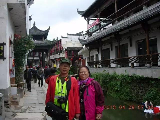 老爷子陪老伴穷游,带着老伴穷游