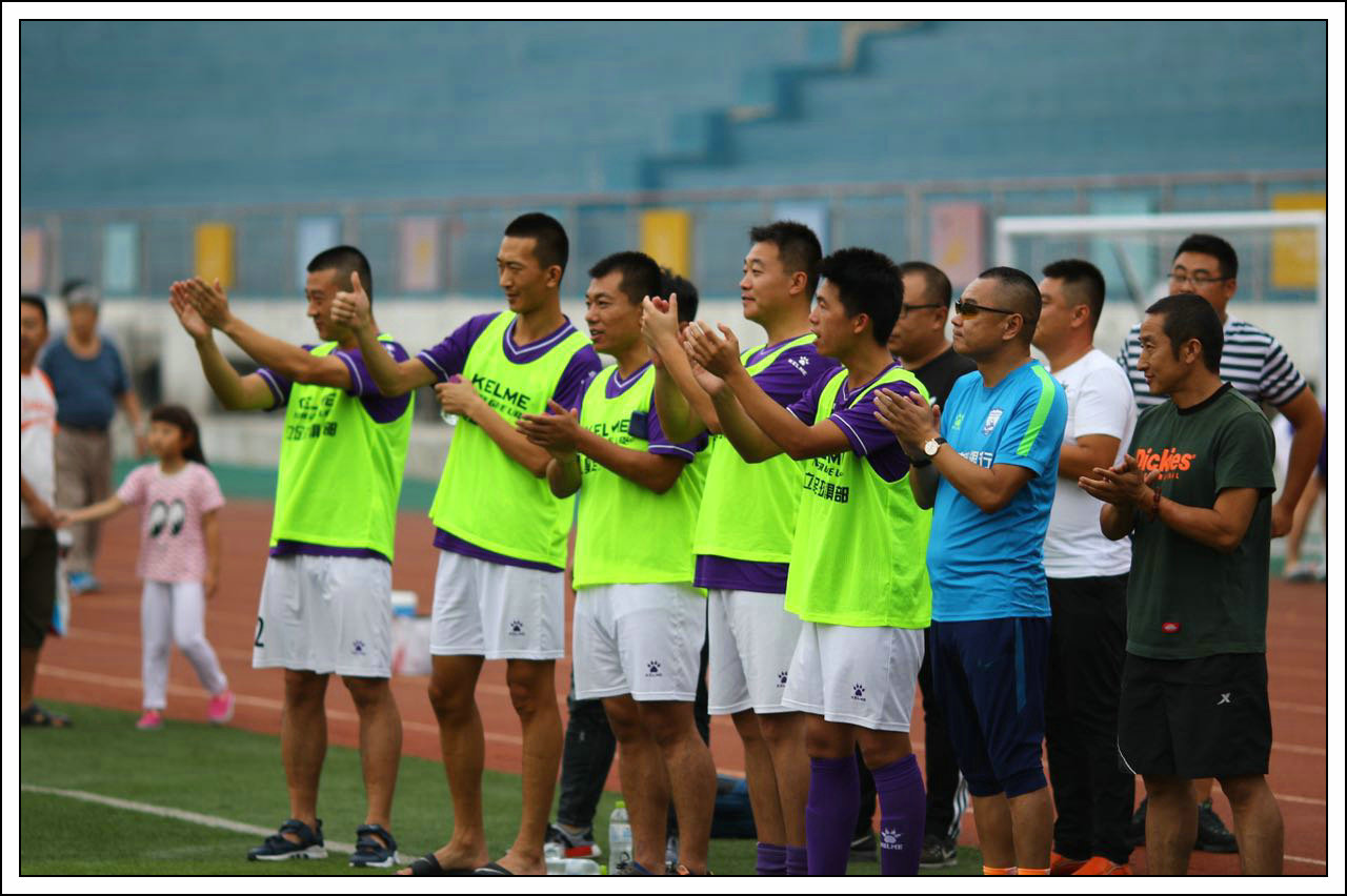 绿茵上追梦,绿茵场上的追梦人