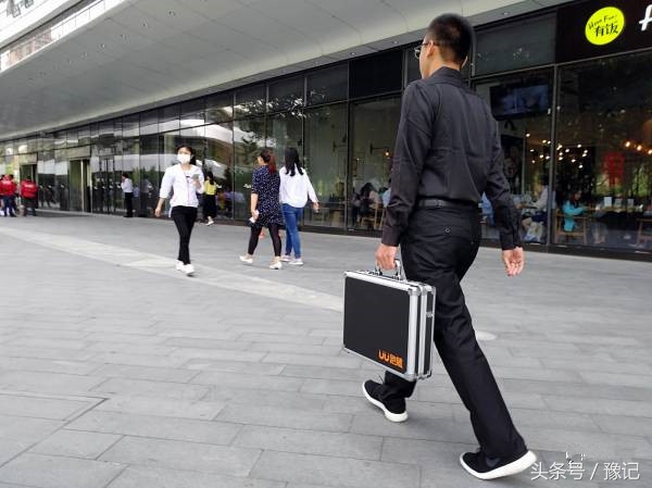 uu跑腿跟着100个师傅去接单,uu跑腿跑男送20公里能挣多少钱