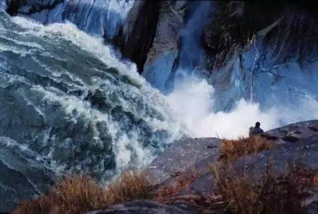 靠近喜马拉雅山脉的印度城市,印度喜马拉雅山下的小镇